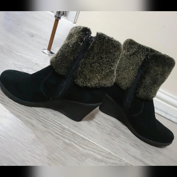 New UGG wedge heel boots - Picture 2 of 5
